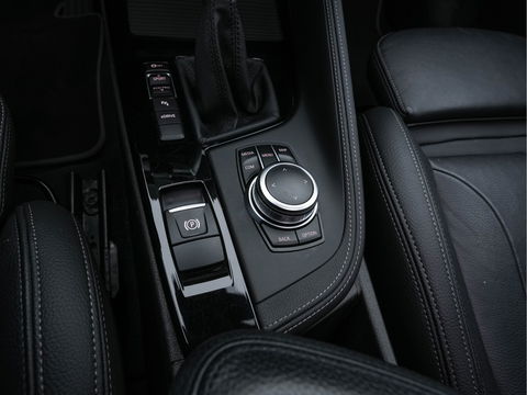 BMW X1 xDrive25e Sportline Business Edition Plus (Plug-In) (INCL-BTW) Aut. *PANO | LEATHER | FULL-LED | HEATED-SPORTSEATS | HIFI-SYSTEM | CAMERA | PRIVACYGLASS | NAVI-FULLMAP | ECC | HEAD-UP | PDC | KEYLESS | DAB | CRUISE | TOWBAR | AMBIENTLIGHT | 18