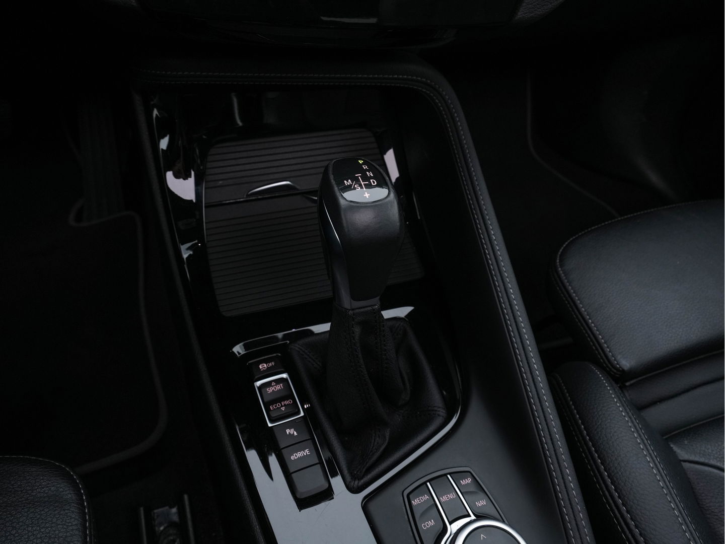 BMW X1 xDrive25e Sportline Business Edition Plus (Plug-In) (INCL-BTW) Aut. *PANO | LEATHER | FULL-LED | HEATED-SPORTSEATS | HIFI-SYSTEM | CAMERA | PRIVACYGLASS | NAVI-FULLMAP | ECC | HEAD-UP | PDC | KEYLESS | DAB | CRUISE | TOWBAR | AMBIENTLIGHT | 18