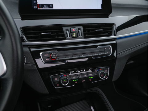 BMW X1 xDrive25e Sportline Business Edition Plus (Plug-In) (INCL-BTW) Aut. *PANO | LEATHER | FULL-LED | HEATED-SPORTSEATS | HIFI-SYSTEM | CAMERA | PRIVACYGLASS | NAVI-FULLMAP | ECC | HEAD-UP | PDC | KEYLESS | DAB | CRUISE | TOWBAR | AMBIENTLIGHT | 18