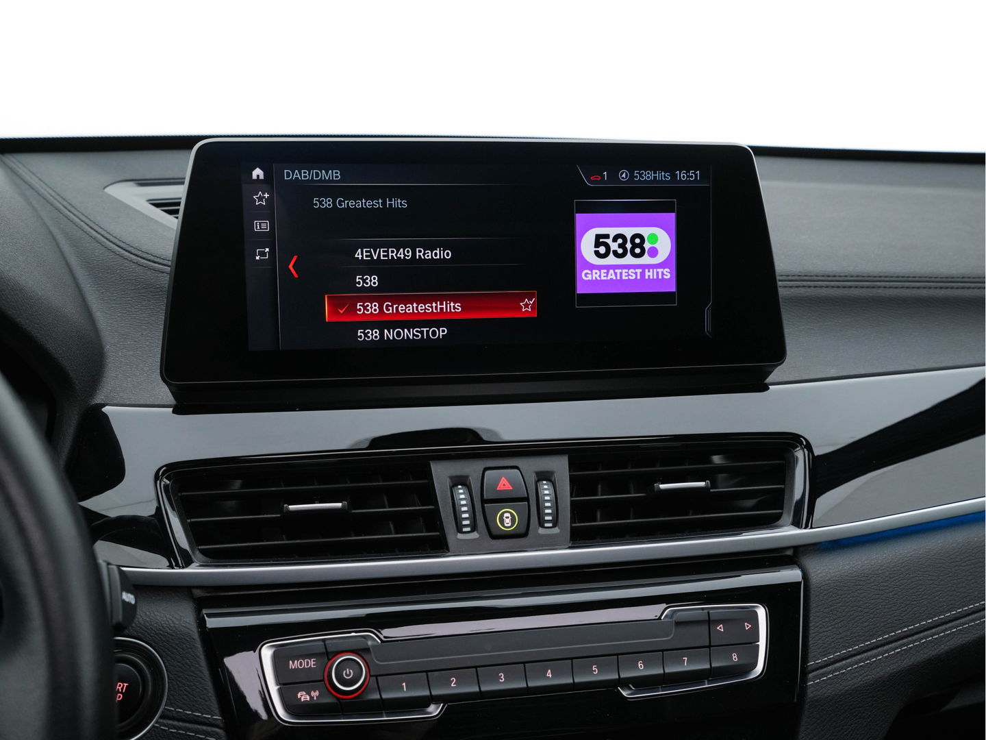 BMW X1 xDrive25e Sportline Business Edition Plus (Plug-In) (INCL-BTW) Aut. *PANO | LEATHER | FULL-LED | HEATED-SPORTSEATS | HIFI-SYSTEM | CAMERA | PRIVACYGLASS | NAVI-FULLMAP | ECC | HEAD-UP | PDC | KEYLESS | DAB | CRUISE | TOWBAR | AMBIENTLIGHT | 18