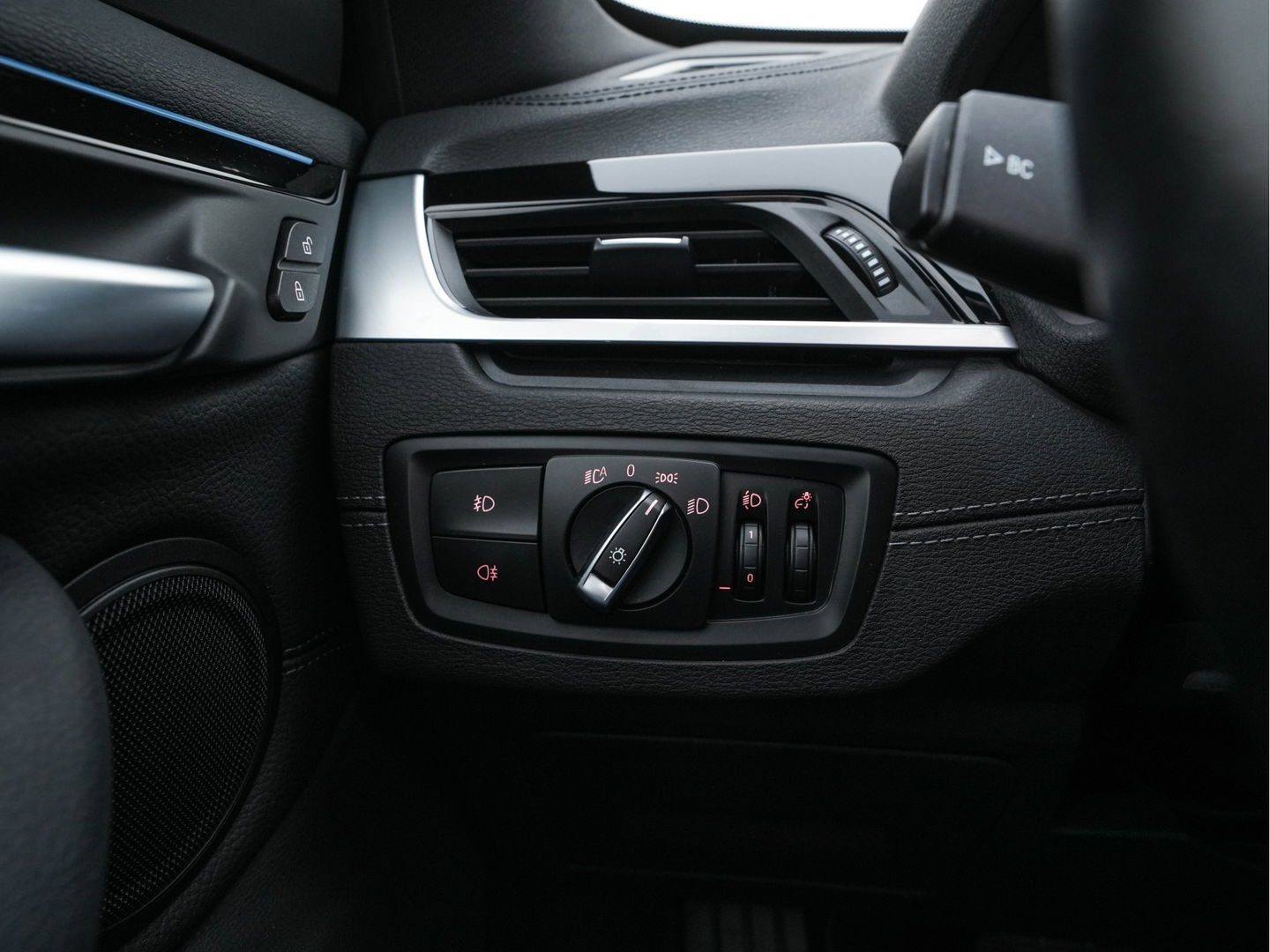 BMW X1 xDrive25e Sportline Business Edition Plus (Plug-In) (INCL-BTW) Aut. *PANO | LEATHER | FULL-LED | HEATED-SPORTSEATS | HIFI-SYSTEM | CAMERA | PRIVACYGLASS | NAVI-FULLMAP | ECC | HEAD-UP | PDC | KEYLESS | DAB | CRUISE | TOWBAR | AMBIENTLIGHT | 18