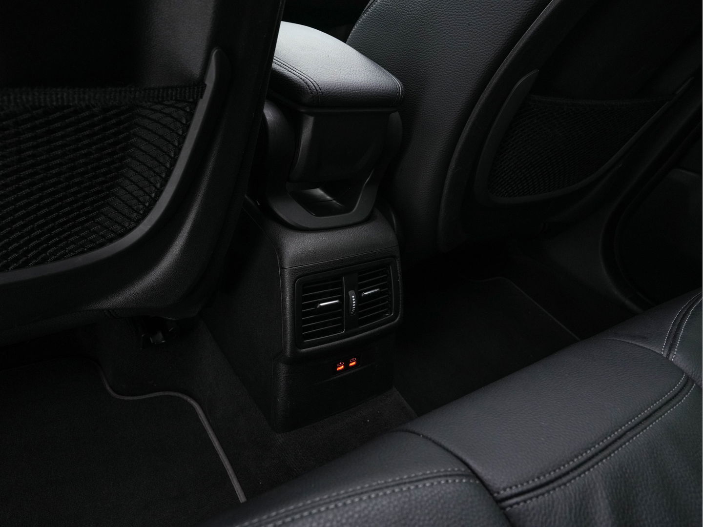 BMW X1 xDrive25e Sportline Business Edition Plus (Plug-In) (INCL-BTW) Aut. *PANO | LEATHER | FULL-LED | HEATED-SPORTSEATS | HIFI-SYSTEM | CAMERA | PRIVACYGLASS | NAVI-FULLMAP | ECC | HEAD-UP | PDC | KEYLESS | DAB | CRUISE | TOWBAR | AMBIENTLIGHT | 18