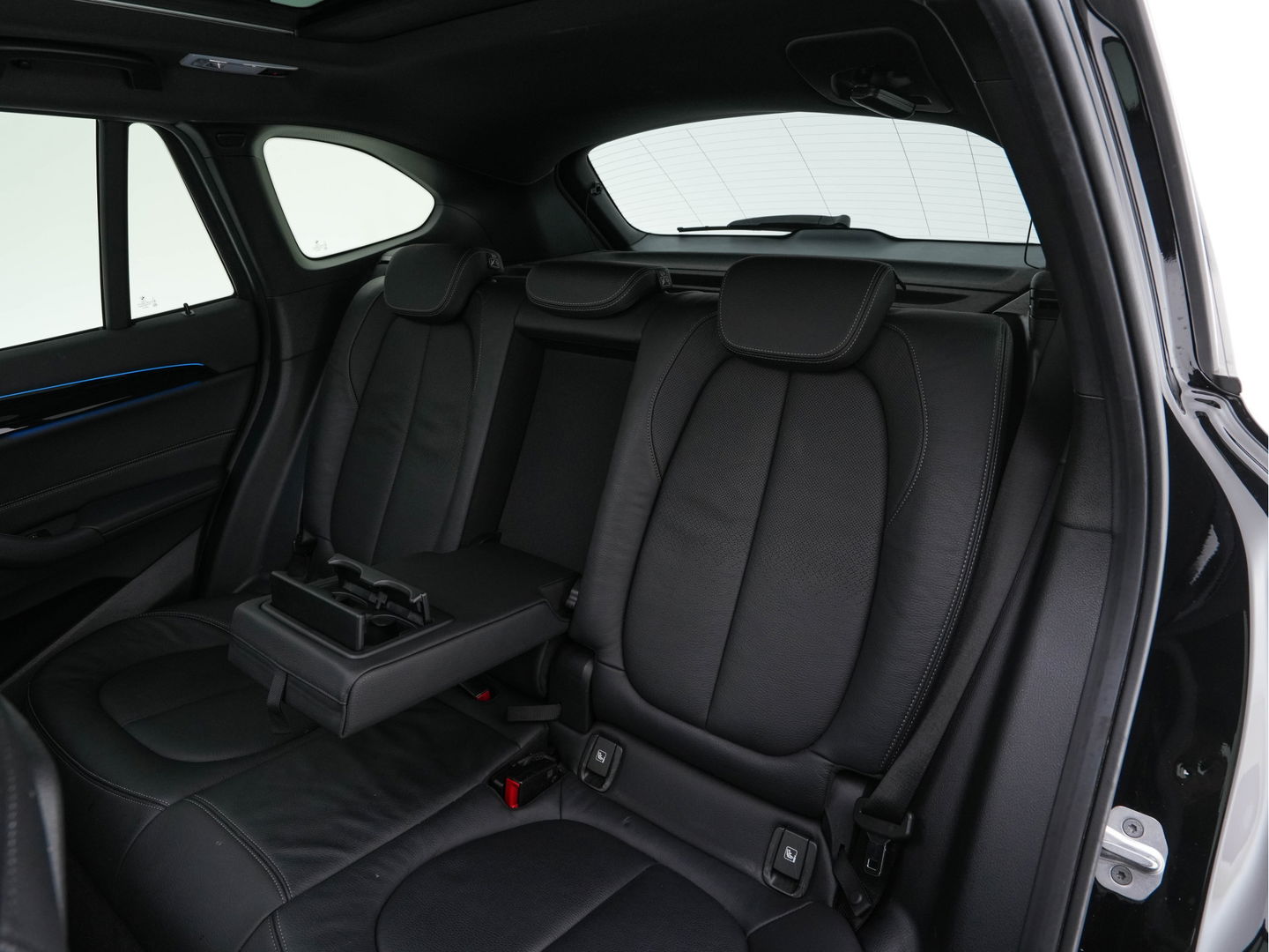 BMW X1 xDrive25e Sportline Business Edition Plus (Plug-In) (INCL-BTW) Aut. *PANO | LEATHER | FULL-LED | HEATED-SPORTSEATS | HIFI-SYSTEM | CAMERA | PRIVACYGLASS | NAVI-FULLMAP | ECC | HEAD-UP | PDC | KEYLESS | DAB | CRUISE | TOWBAR | AMBIENTLIGHT | 18