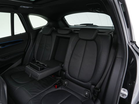 BMW X1 xDrive25e Sportline Business Edition Plus (Plug-In) (INCL-BTW) Aut. *PANO | LEATHER | FULL-LED | HEATED-SPORTSEATS | HIFI-SYSTEM | CAMERA | PRIVACYGLASS | NAVI-FULLMAP | ECC | HEAD-UP | PDC | KEYLESS | DAB | CRUISE | TOWBAR | AMBIENTLIGHT | 18