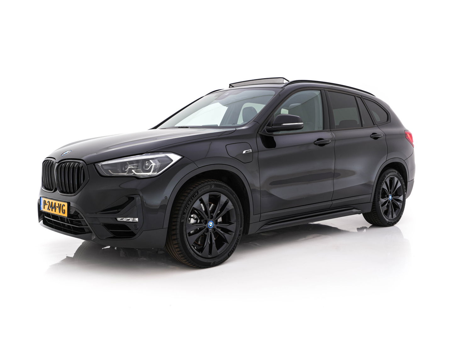BMW X1 xDrive25e Sportline Business Edition Plus (Plug-In) (INCL-BTW) Aut. *PANO | LEATHER | FULL-LED | HEATED-SPORTSEATS | HIFI-SYSTEM | CAMERA | PRIVACYGLASS | NAVI-FULLMAP | ECC | HEAD-UP | PDC | KEYLESS | DAB | CRUISE | TOWBAR | AMBIENTLIGHT | 18