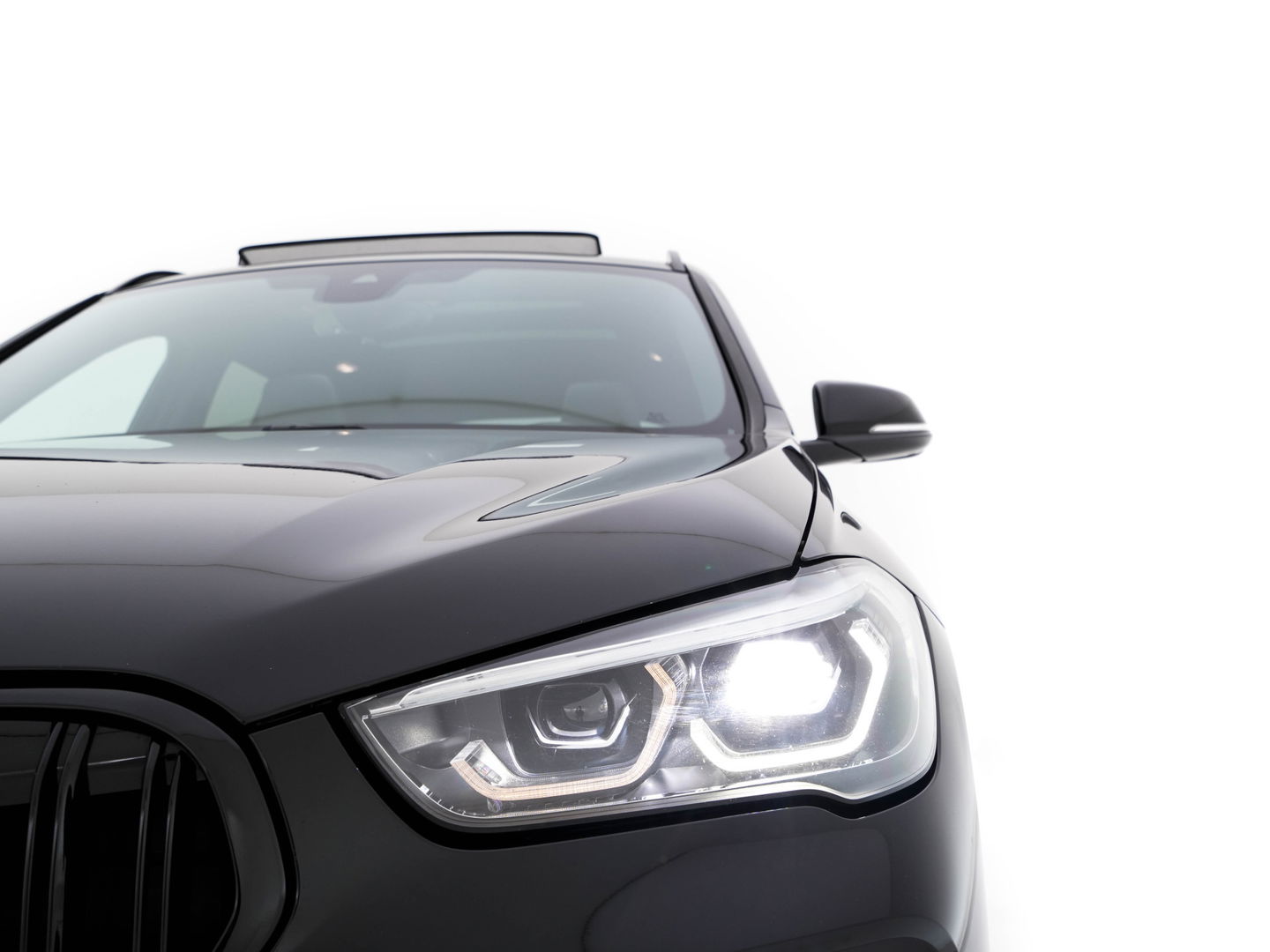 BMW X1 xDrive25e Sportline Business Edition Plus (Plug-In) (INCL-BTW) Aut. *PANO | LEATHER | FULL-LED | HEATED-SPORTSEATS | HIFI-SYSTEM | CAMERA | PRIVACYGLASS | NAVI-FULLMAP | ECC | HEAD-UP | PDC | KEYLESS | DAB | CRUISE | TOWBAR | AMBIENTLIGHT | 18