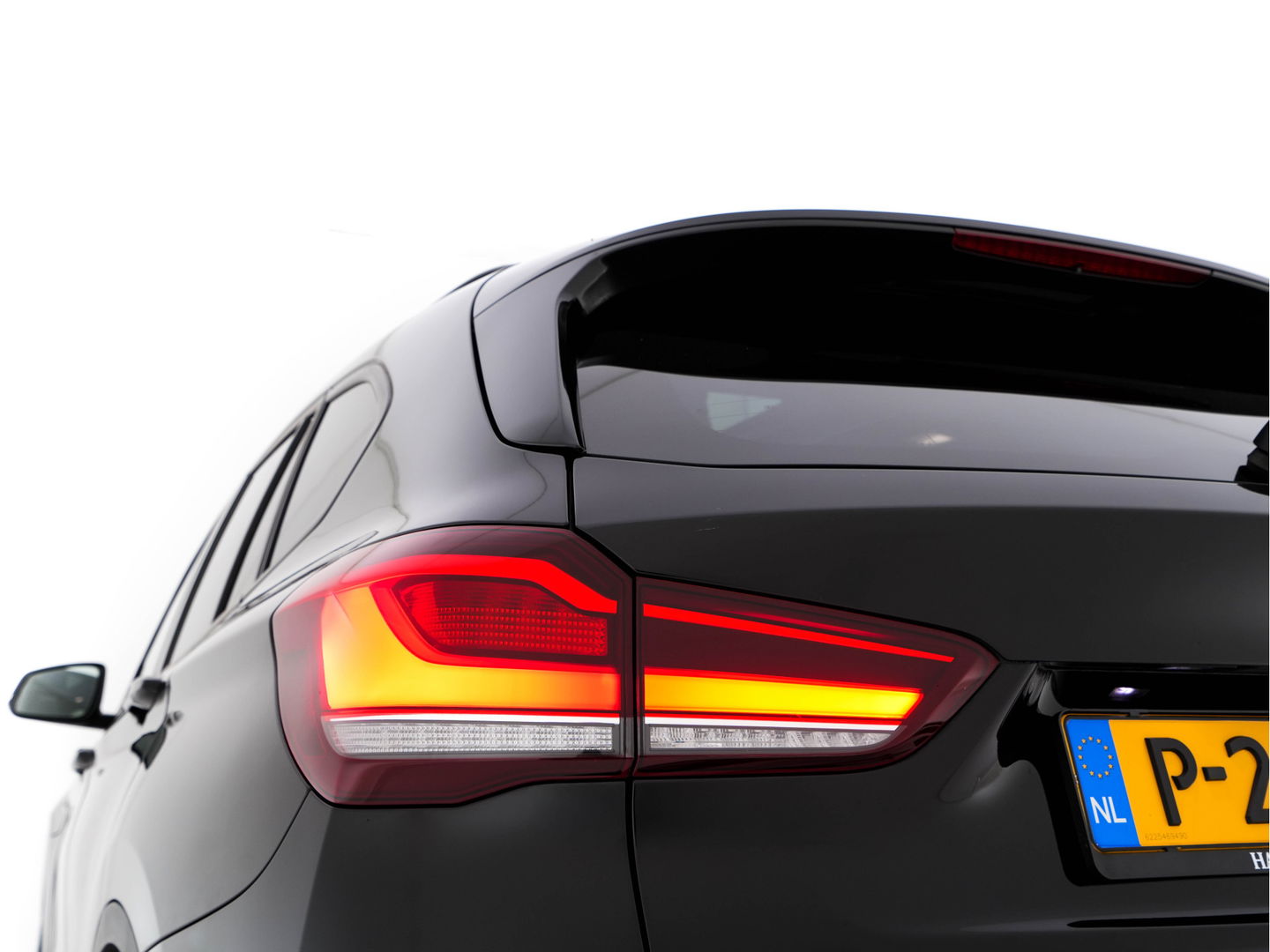 BMW X1 xDrive25e Sportline Business Edition Plus (Plug-In) (INCL-BTW) Aut. *PANO | LEATHER | FULL-LED | HEATED-SPORTSEATS | HIFI-SYSTEM | CAMERA | PRIVACYGLASS | NAVI-FULLMAP | ECC | HEAD-UP | PDC | KEYLESS | DAB | CRUISE | TOWBAR | AMBIENTLIGHT | 18