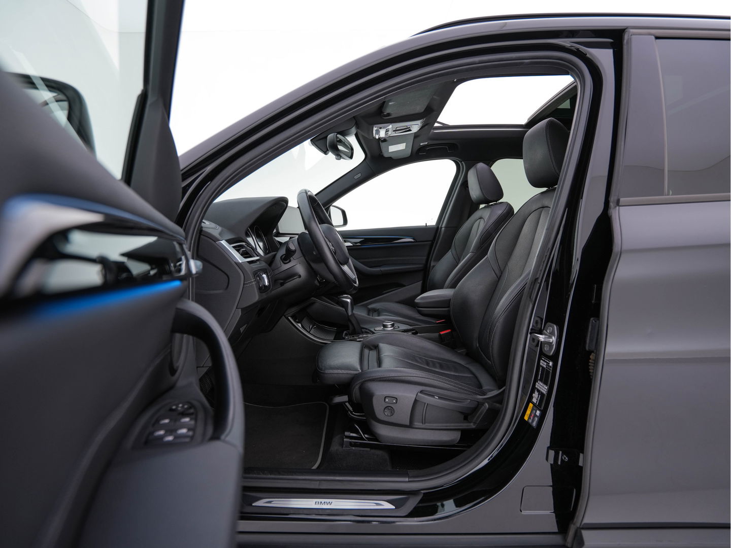 BMW X1 xDrive25e Sportline Business Edition Plus (Plug-In) (INCL-BTW) Aut. *PANO | LEATHER | FULL-LED | HEATED-SPORTSEATS | HIFI-SYSTEM | CAMERA | PRIVACYGLASS | NAVI-FULLMAP | ECC | HEAD-UP | PDC | KEYLESS | DAB | CRUISE | TOWBAR | AMBIENTLIGHT | 18