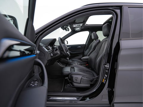 BMW X1 xDrive25e Sportline Business Edition Plus (Plug-In) (INCL-BTW) Aut. *PANO | LEATHER | FULL-LED | HEATED-SPORTSEATS | HIFI-SYSTEM | CAMERA | PRIVACYGLASS | NAVI-FULLMAP | ECC | HEAD-UP | PDC | KEYLESS | DAB | CRUISE | TOWBAR | AMBIENTLIGHT | 18