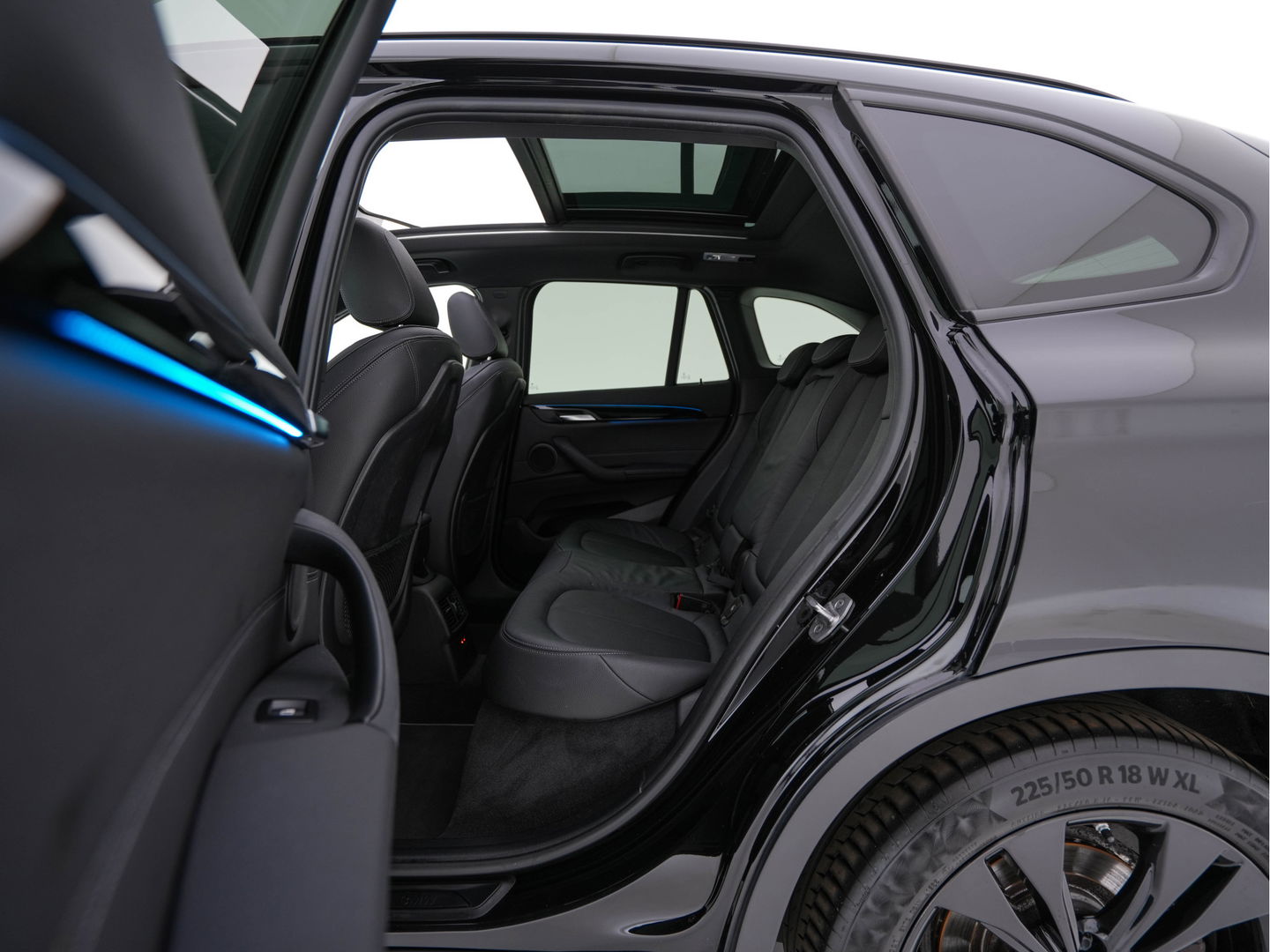 BMW X1 xDrive25e Sportline Business Edition Plus (Plug-In) (INCL-BTW) Aut. *PANO | LEATHER | FULL-LED | HEATED-SPORTSEATS | HIFI-SYSTEM | CAMERA | PRIVACYGLASS | NAVI-FULLMAP | ECC | HEAD-UP | PDC | KEYLESS | DAB | CRUISE | TOWBAR | AMBIENTLIGHT | 18