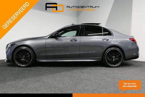 Mercedes-Benz C-Klasse 300 e AMG Line / C63s AMG Diffuser / Panamericana Grille / Panoramadak / Elektr. verstelbare voorstoelen + memory / Digital Light (Laser) / Stoelverwarming / Ambienteverlichting Plus / Apple Carplay - Android Auto / Rondomzichtcamera / HUD / 20'' LMV / Ac