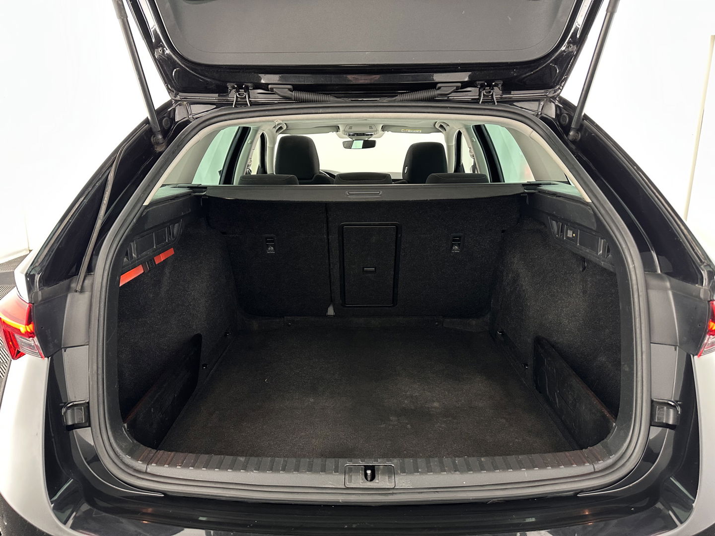 Škoda Octavia Combi 1.0 TSI Style (INCL.BTW) *PANO | FULL-LED | LANE-ASSIST | DIGI-COCKPIT | HEATED-COMFORTSEATS | NAVI-FULLMAP | PRIVACY-GLASS | KEYLESS | DAB | ECC | PDC | CRUISE | TOWBAR | 18''ALU*