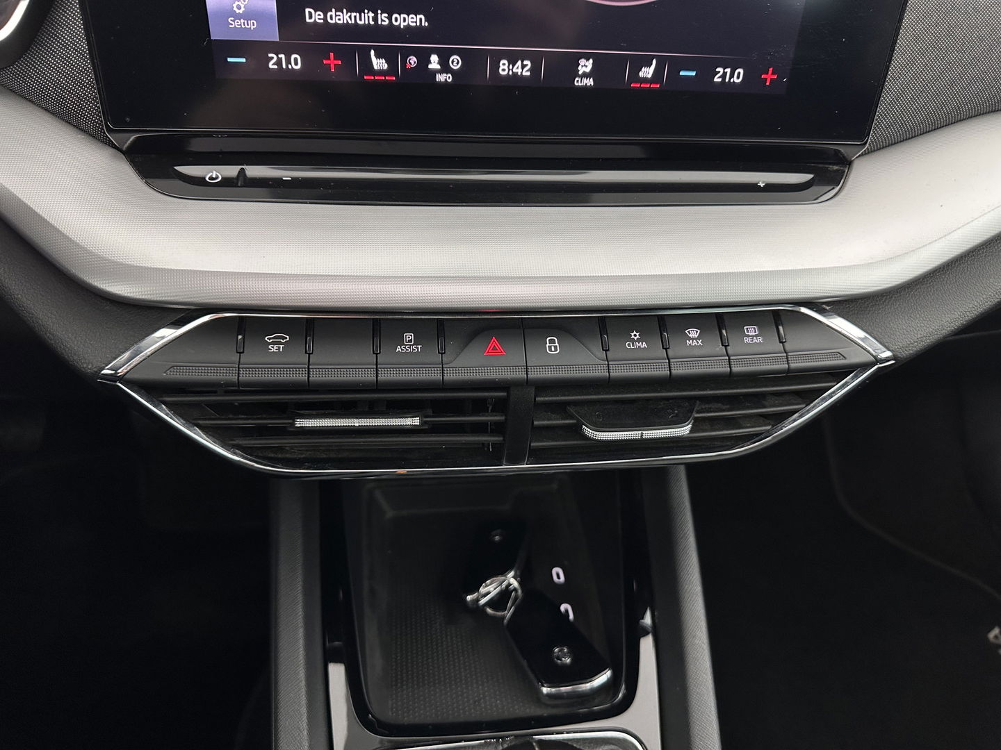 Škoda Octavia Combi 1.0 TSI Style (INCL.BTW) *PANO | FULL-LED | LANE-ASSIST | DIGI-COCKPIT | HEATED-COMFORTSEATS | NAVI-FULLMAP | PRIVACY-GLASS | KEYLESS | DAB | ECC | PDC | CRUISE | TOWBAR | 18''ALU*