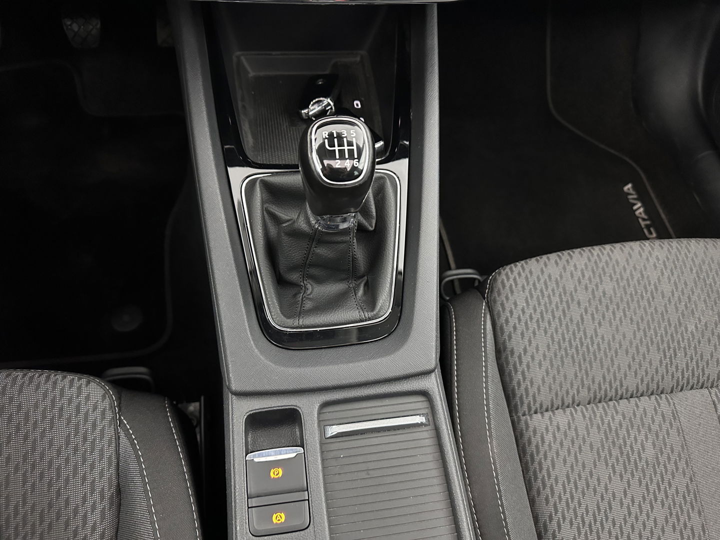 Škoda Octavia Combi 1.0 TSI Style (INCL.BTW) *PANO | FULL-LED | LANE-ASSIST | DIGI-COCKPIT | HEATED-COMFORTSEATS | NAVI-FULLMAP | PRIVACY-GLASS | KEYLESS | DAB | ECC | PDC | CRUISE | TOWBAR | 18''ALU*