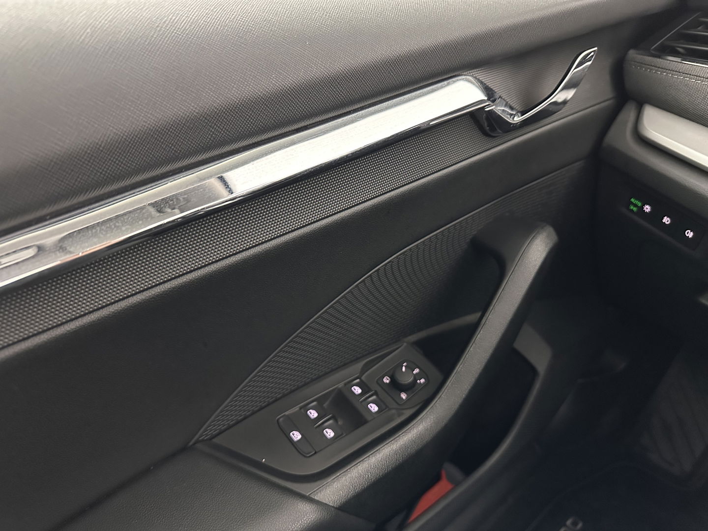 Škoda Octavia Combi 1.0 TSI Style (INCL.BTW) *PANO | FULL-LED | LANE-ASSIST | DIGI-COCKPIT | HEATED-COMFORTSEATS | NAVI-FULLMAP | PRIVACY-GLASS | KEYLESS | DAB | ECC | PDC | CRUISE | TOWBAR | 18''ALU*