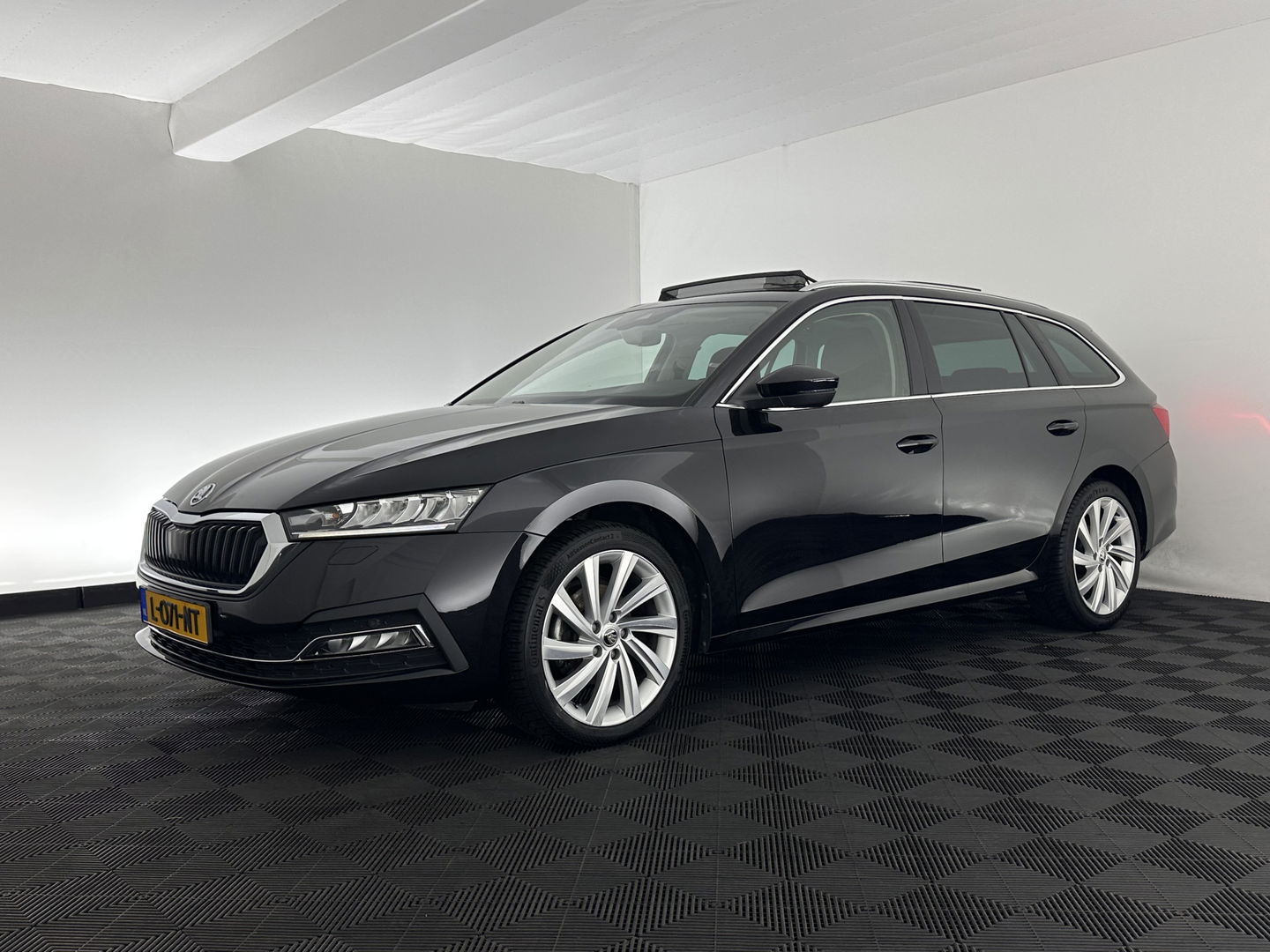 Škoda Octavia Combi 1.0 TSI Style (INCL.BTW) *PANO | FULL-LED | LANE-ASSIST | DIGI-COCKPIT | HEATED-COMFORTSEATS | NAVI-FULLMAP | PRIVACY-GLASS | KEYLESS | DAB | ECC | PDC | CRUISE | TOWBAR | 18''ALU*