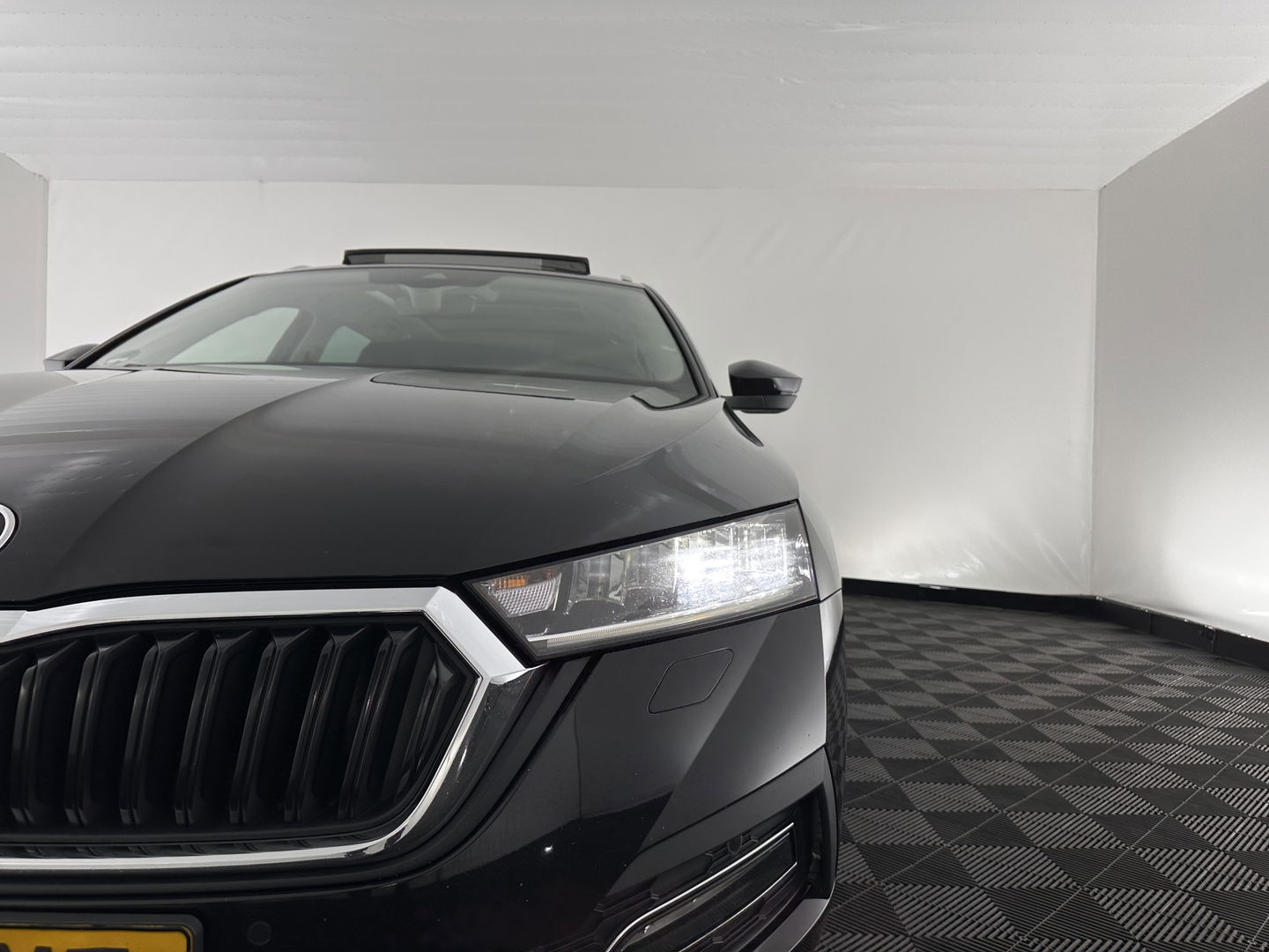 Škoda Octavia Combi 1.0 TSI Style (INCL.BTW) *PANO | FULL-LED | LANE-ASSIST | DIGI-COCKPIT | HEATED-COMFORTSEATS | NAVI-FULLMAP | PRIVACY-GLASS | KEYLESS | DAB | ECC | PDC | CRUISE | TOWBAR | 18''ALU*