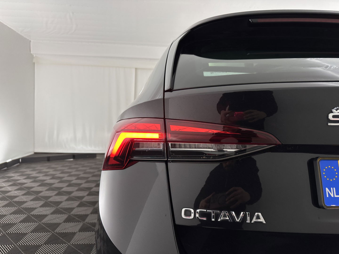 Škoda Octavia Combi 1.0 TSI Style (INCL.BTW) *PANO | FULL-LED | LANE-ASSIST | DIGI-COCKPIT | HEATED-COMFORTSEATS | NAVI-FULLMAP | PRIVACY-GLASS | KEYLESS | DAB | ECC | PDC | CRUISE | TOWBAR | 18''ALU*