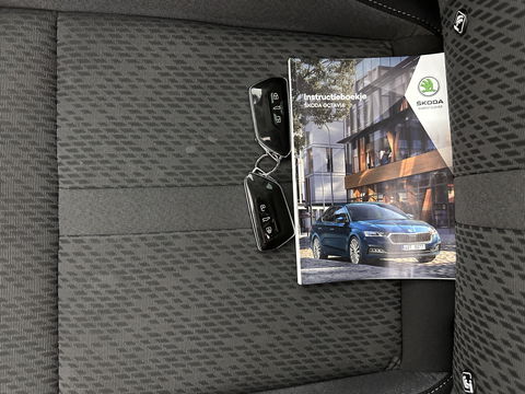 Škoda Octavia Combi 1.0 TSI Style (INCL.BTW) *PANO | FULL-LED | LANE-ASSIST | DIGI-COCKPIT | HEATED-COMFORTSEATS | NAVI-FULLMAP | PRIVACY-GLASS | KEYLESS | DAB | ECC | PDC | CRUISE | TOWBAR | 18''ALU*