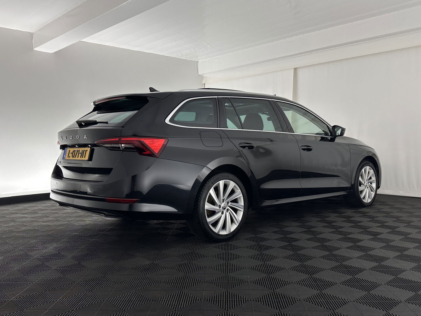 Škoda Octavia Combi 1.0 TSI Style (INCL.BTW) *PANO | FULL-LED | LANE-ASSIST | DIGI-COCKPIT | HEATED-COMFORTSEATS | NAVI-FULLMAP | PRIVACY-GLASS | KEYLESS | DAB | ECC | PDC | CRUISE | TOWBAR | 18''ALU*