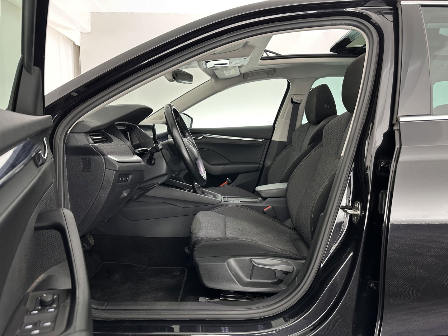 Škoda Octavia Combi 1.0 TSI Style (INCL.BTW) *PANO | FULL-LED | LANE-ASSIST | DIGI-COCKPIT | HEATED-COMFORTSEATS | NAVI-FULLMAP | PRIVACY-GLASS | KEYLESS | DAB | ECC | PDC | CRUISE | TOWBAR | 18''ALU*