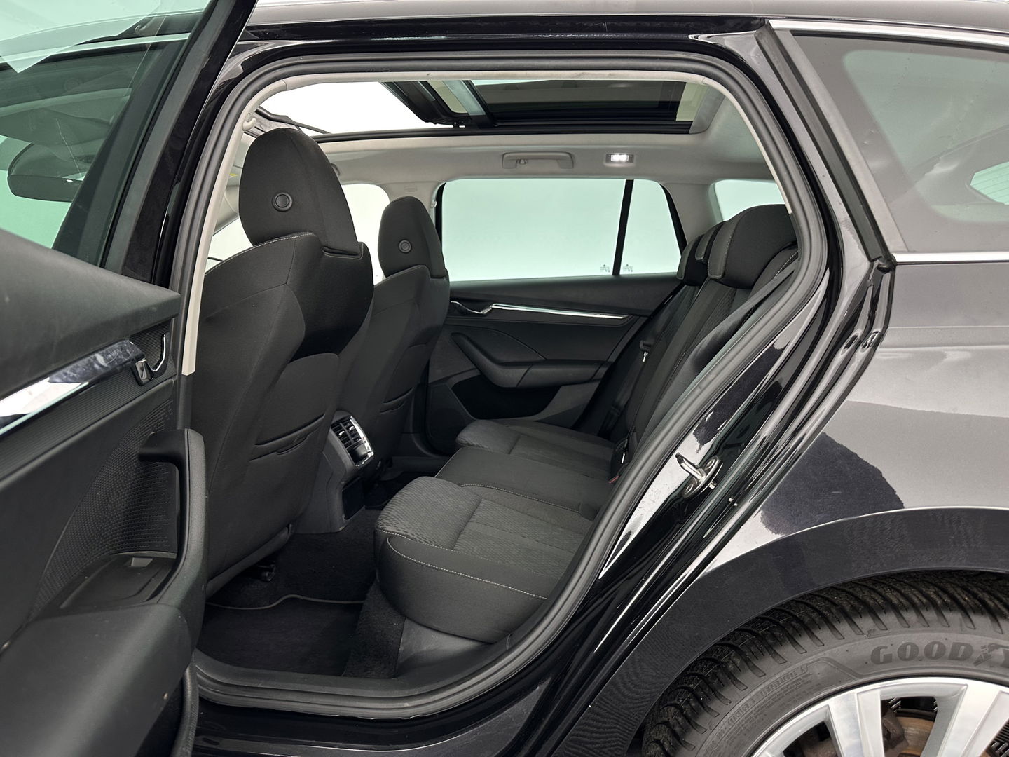 Škoda Octavia Combi 1.0 TSI Style (INCL.BTW) *PANO | FULL-LED | LANE-ASSIST | DIGI-COCKPIT | HEATED-COMFORTSEATS | NAVI-FULLMAP | PRIVACY-GLASS | KEYLESS | DAB | ECC | PDC | CRUISE | TOWBAR | 18''ALU*