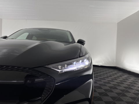 Ford Mustang Mach-E RWD 75 kWh [ 3-Fase-11kW] {SOH-86%} (INCL.BTW) *LEATHER | FULL-LED | DAB | DIGI-COCKPIT | KEYLESS | NAVI-FULLMAP | CARPLAY | HEATED-COMFORTSEATS | TOPVIEW | ADAPTIVE-CRUISE | PRIVACY-GLASS | 18'' ALU*