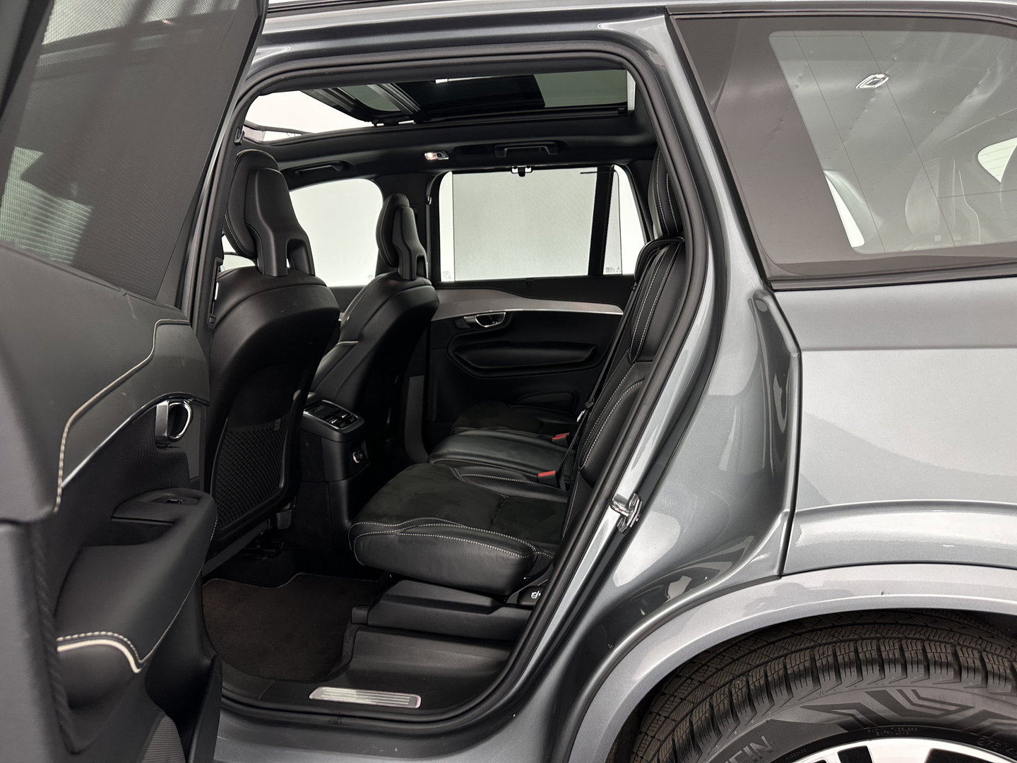 Volvo XC90 2.0 T8 R-Design Twin Engine AWD [ 7-Pers. ] (Plug-In) Aut. *PANO | LEATHER-ALCANTARA | FULL-LED | MEMORY-PACK | DIGI-COCKPIT | NAVI-FULLMAP | CARPLAY | ECC | HEATED-SPORTSEATS | LANE-ASSIST | PDC | HEAD-UP | TOWBAR | 20"ALU*