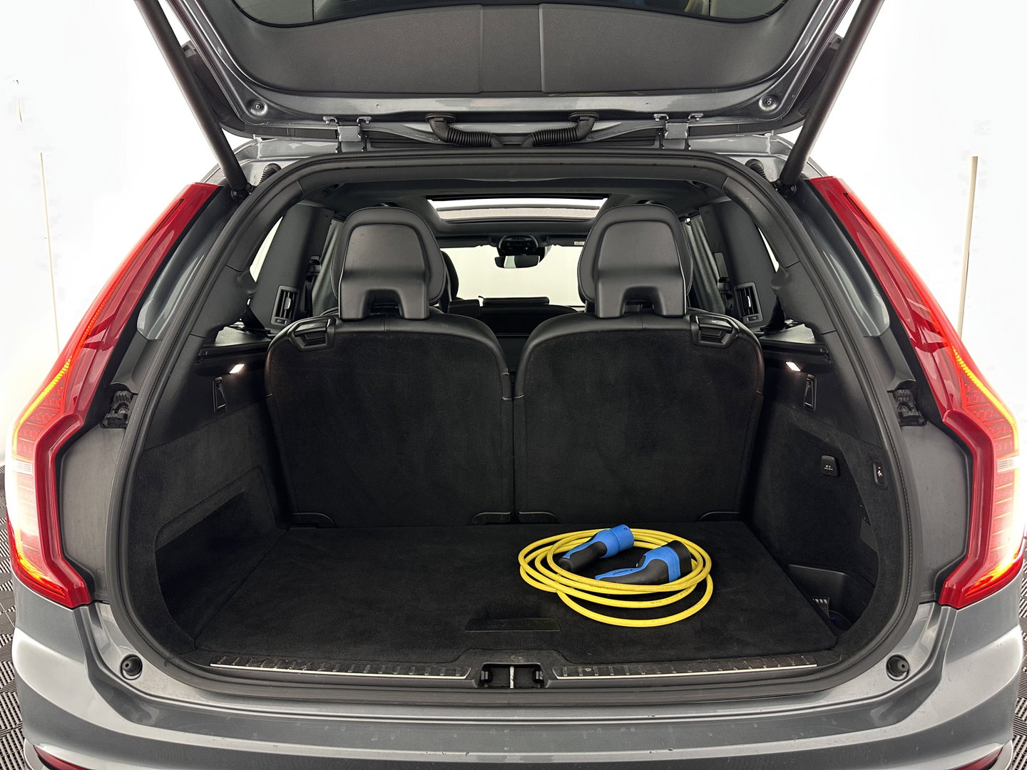 Volvo XC90 2.0 T8 R-Design Twin Engine AWD [ 7-Pers. ] (Plug-In) Aut. *PANO | LEATHER-ALCANTARA | FULL-LED | MEMORY-PACK | DIGI-COCKPIT | NAVI-FULLMAP | CARPLAY | ECC | HEATED-SPORTSEATS | LANE-ASSIST | PDC | HEAD-UP | TOWBAR | 20"ALU*