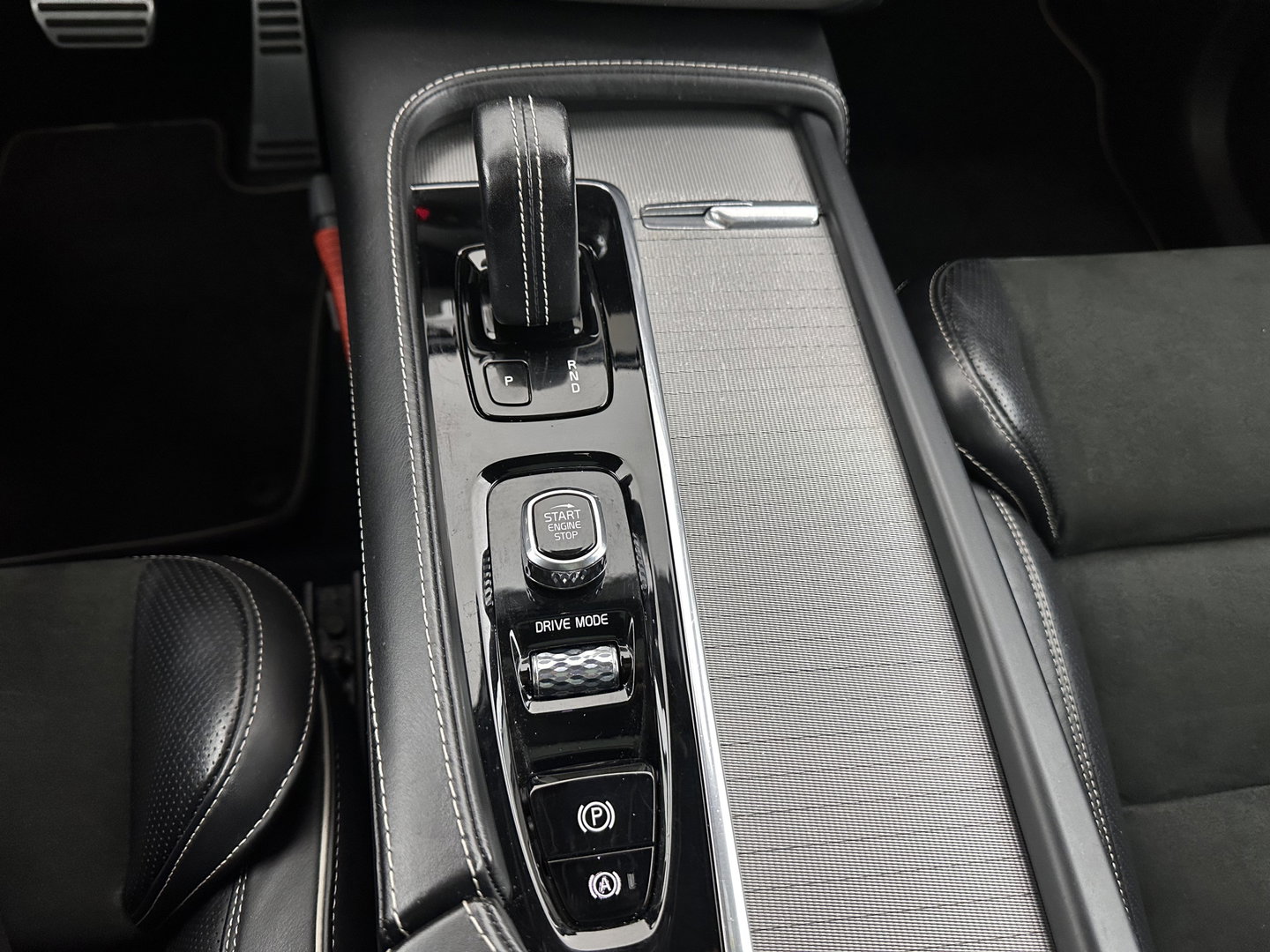 Volvo XC90 2.0 T8 R-Design Twin Engine AWD [ 7-Pers. ] (Plug-In) Aut. *PANO | LEATHER-ALCANTARA | FULL-LED | MEMORY-PACK | DIGI-COCKPIT | NAVI-FULLMAP | CARPLAY | ECC | HEATED-SPORTSEATS | LANE-ASSIST | PDC | HEAD-UP | TOWBAR | 20"ALU*