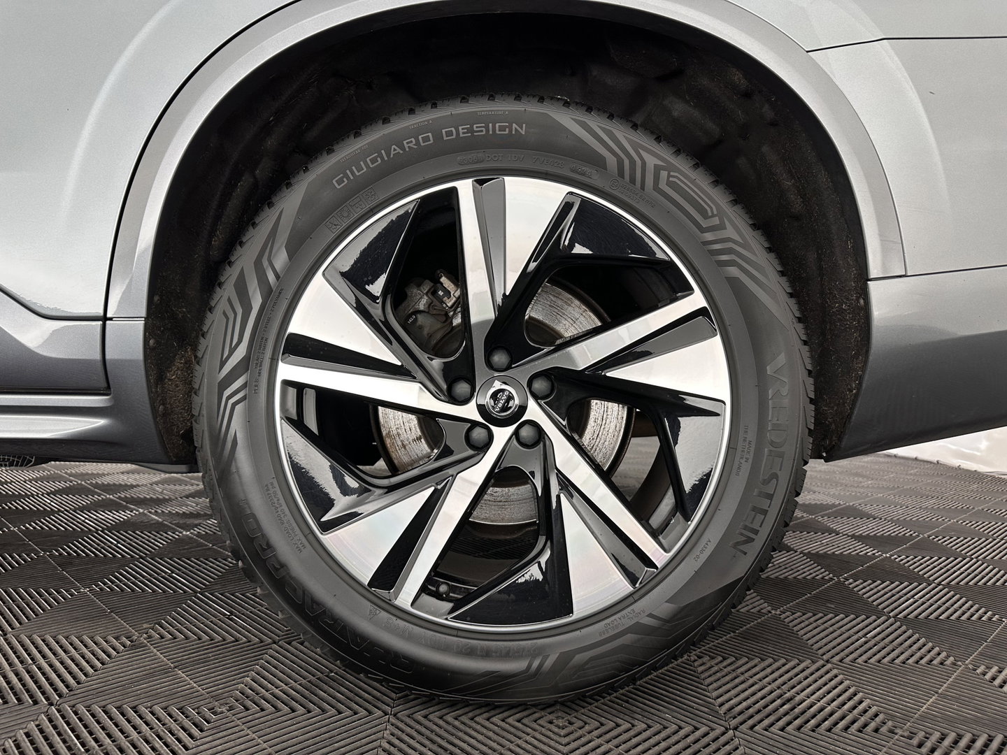 Volvo XC90 2.0 T8 R-Design Twin Engine AWD [ 7-Pers. ] (Plug-In) Aut. *PANO | LEATHER-ALCANTARA | FULL-LED | MEMORY-PACK | DIGI-COCKPIT | NAVI-FULLMAP | CARPLAY | ECC | HEATED-SPORTSEATS | LANE-ASSIST | PDC | HEAD-UP | TOWBAR | 20"ALU*