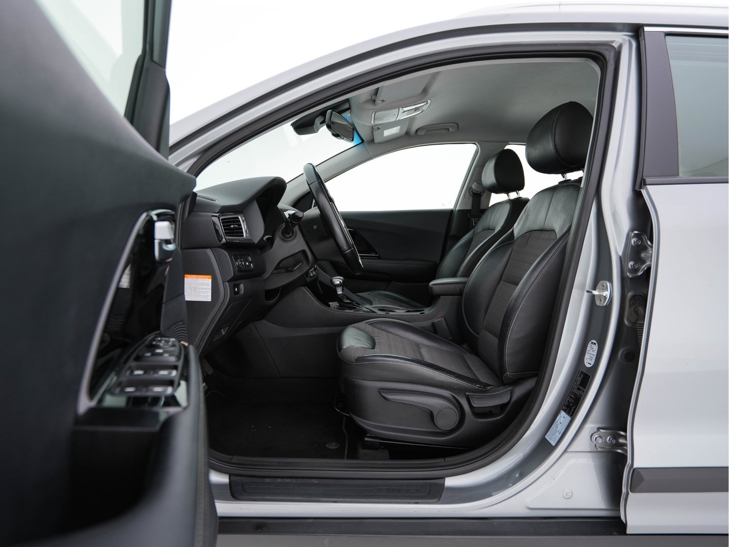 Kia Niro 1.6 GDi Hybrid ExecutiveLine Eco-Hybrid (INCL-BTW) Aut. *LEATHER-FABRIC | NAVI-FULLMAP | KEYLESS | CAMERA | COMFORTSEATS | DIGI-COCKPIT | LANE-ASSIST | ECC | CARPLAY | PDC | TOWBAR | 16''ALU*