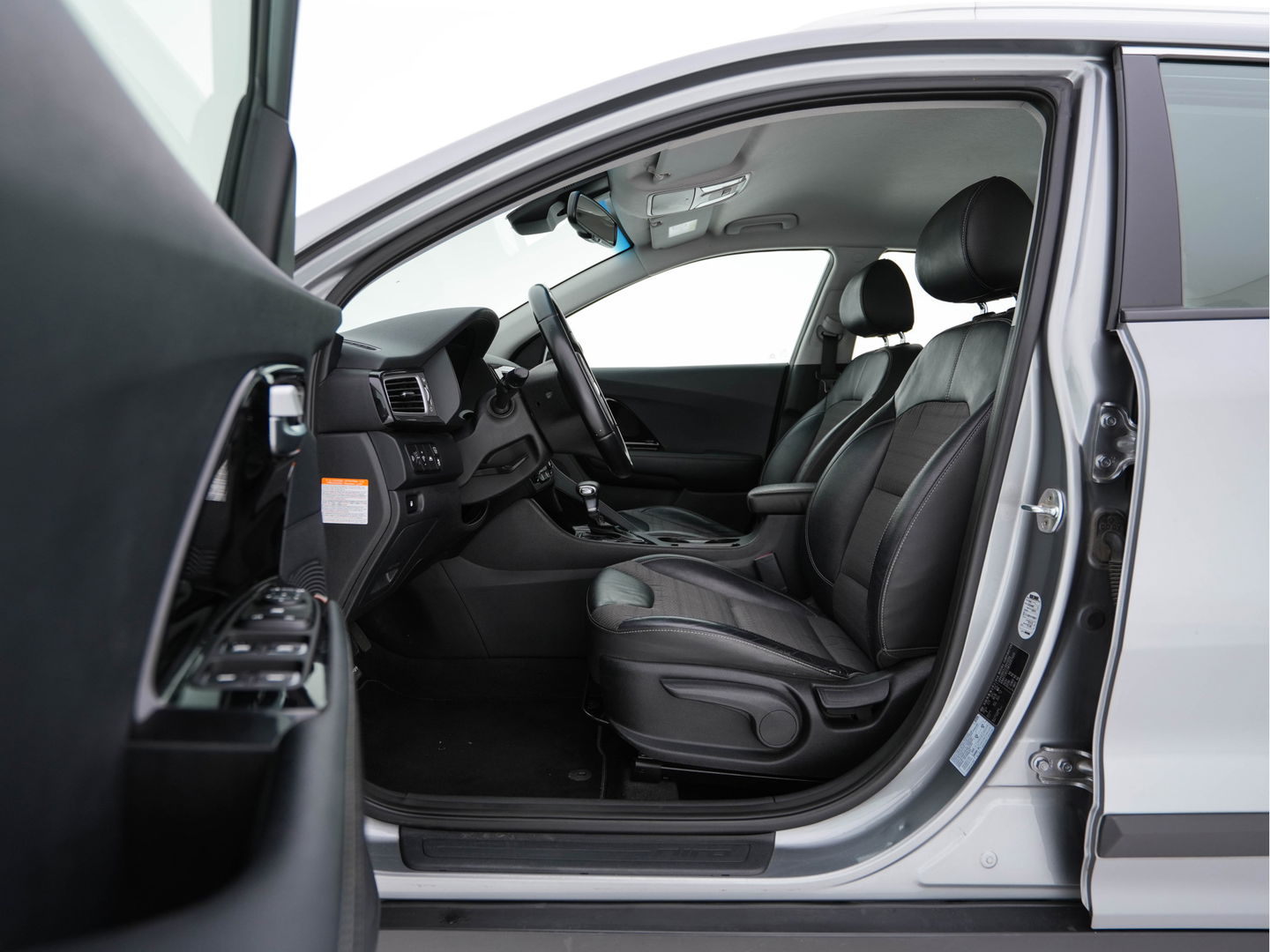 Kia Niro 1.6 GDi Hybrid ExecutiveLine Eco-Hybrid (INCL-BTW) Aut. *LEATHER-FABRIC | NAVI-FULLMAP | KEYLESS | CAMERA | COMFORTSEATS | DIGI-COCKPIT | LANE-ASSIST | ECC | CARPLAY | PDC | TOWBAR | 16''ALU*