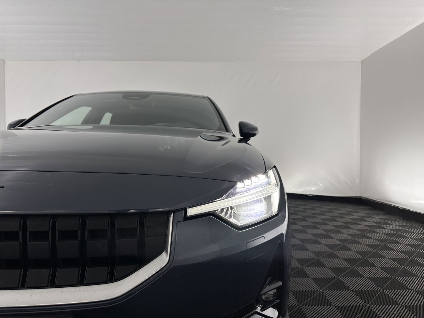 Polestar 2 Long Range Dual Motor Launch Edition 78kWh [ 3-Fase-11kW ] {SOH-90%} (INCL-BTW) Aut. *PANO | NAVI-FULLMAP | FULL-LED | ADAPTIVE-CRUISE | BLINDSPOT | TOPVIEW | KEYLESS | LANE-ASSIST | DIGI-COCKPIT | CARPLAY | DAB+ | HEATED-SPORTSEATS | CAMERA | MEMORY-PACK