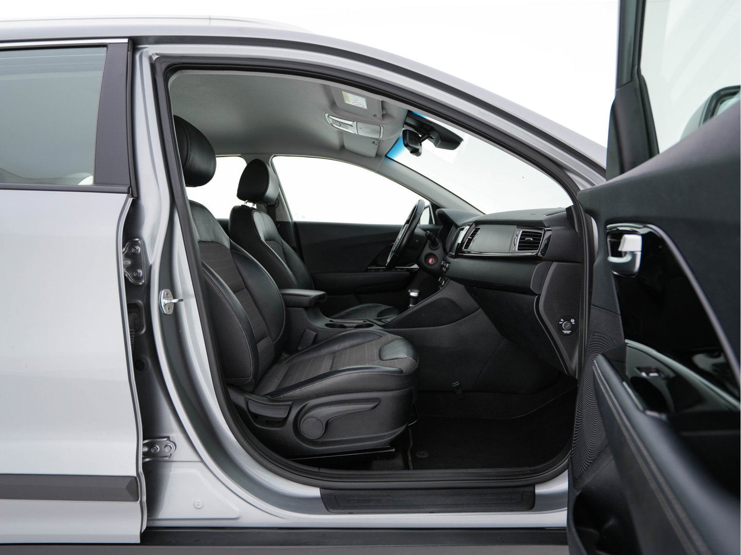 Kia Niro 1.6 GDi Hybrid ExecutiveLine Eco-Hybrid (INCL-BTW) Aut. *LEATHER-FABRIC | NAVI-FULLMAP | KEYLESS | CAMERA | COMFORTSEATS | DIGI-COCKPIT | LANE-ASSIST | ECC | CARPLAY | PDC | TOWBAR | 16''ALU*