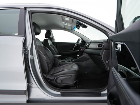 Kia Niro 1.6 GDi Hybrid ExecutiveLine Eco-Hybrid (INCL-BTW) Aut. *LEATHER-FABRIC | NAVI-FULLMAP | KEYLESS | CAMERA | COMFORTSEATS | DIGI-COCKPIT | LANE-ASSIST | ECC | CARPLAY | PDC | TOWBAR | 16''ALU*