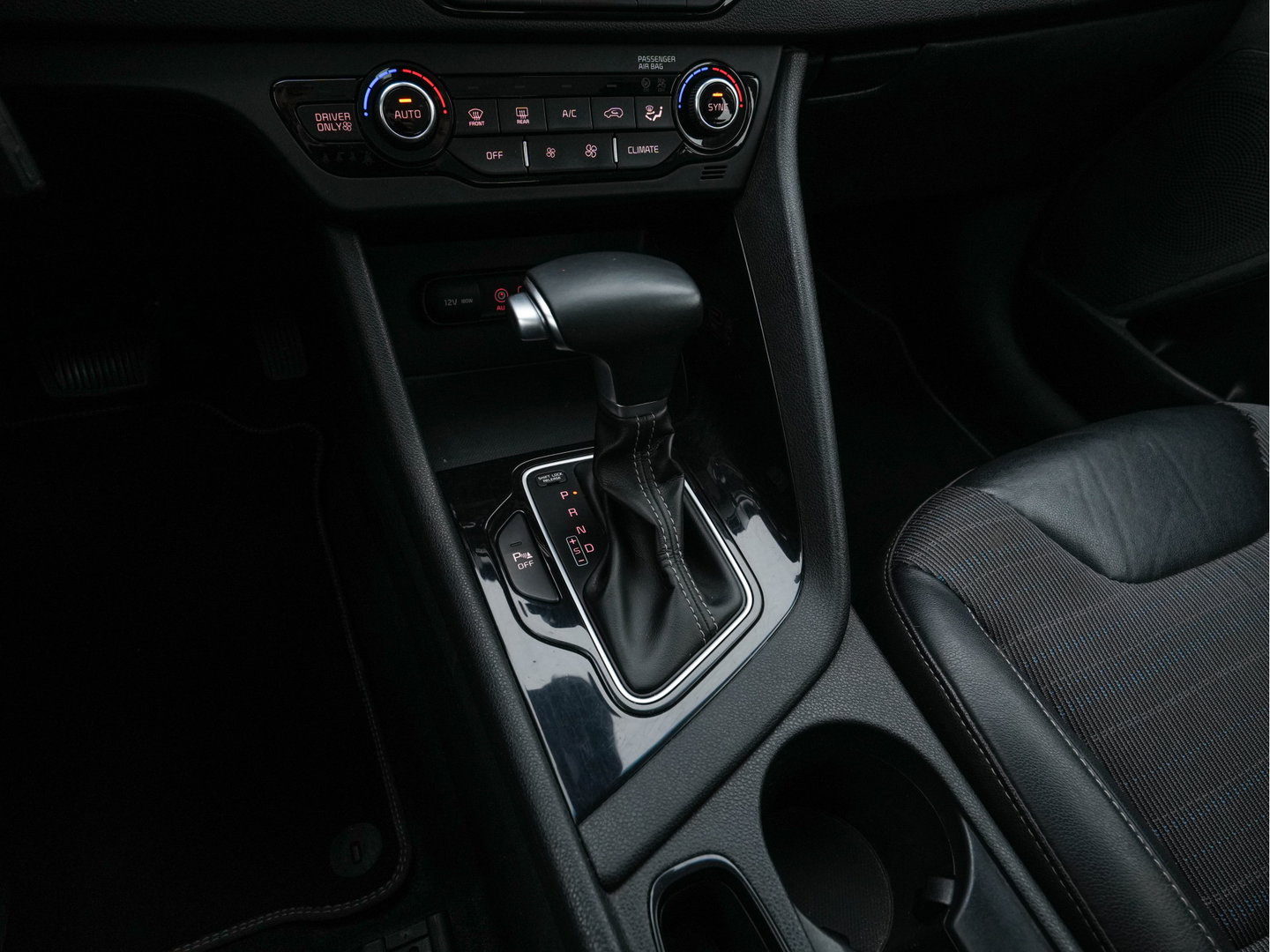 Kia Niro 1.6 GDi Hybrid ExecutiveLine Eco-Hybrid (INCL-BTW) Aut. *LEATHER-FABRIC | NAVI-FULLMAP | KEYLESS | CAMERA | COMFORTSEATS | DIGI-COCKPIT | LANE-ASSIST | ECC | CARPLAY | PDC | TOWBAR | 16''ALU*