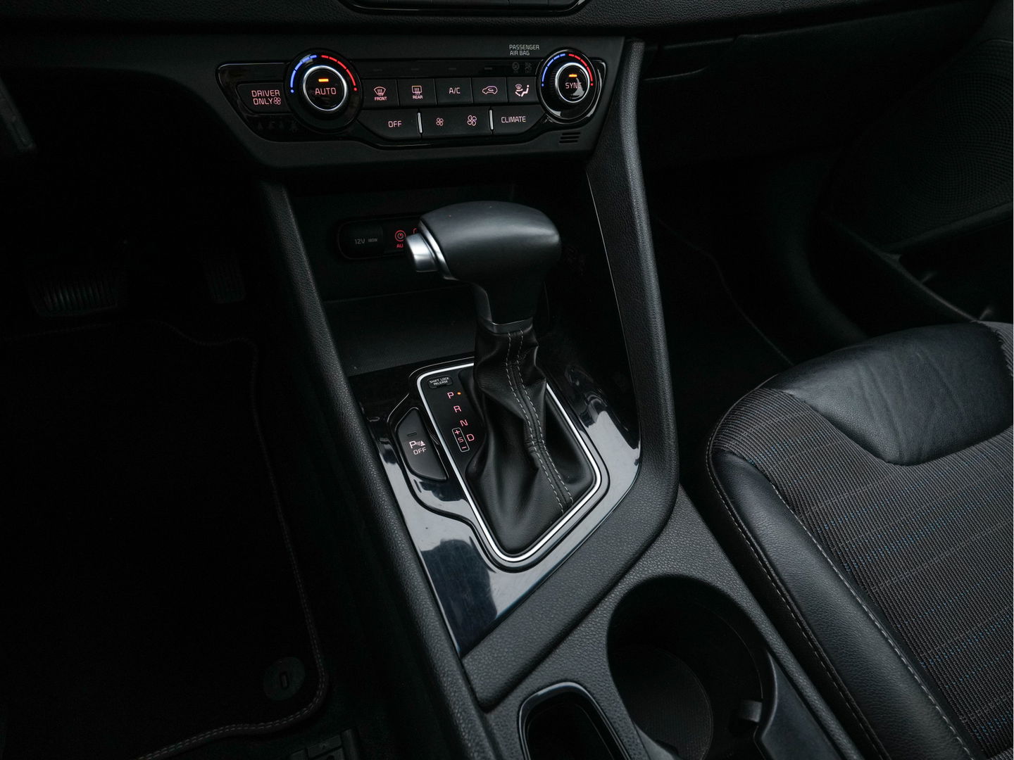 Kia Niro 1.6 GDi Hybrid ExecutiveLine Eco-Hybrid (INCL-BTW) Aut. *LEATHER-FABRIC | NAVI-FULLMAP | KEYLESS | CAMERA | COMFORTSEATS | DIGI-COCKPIT | LANE-ASSIST | ECC | CARPLAY | PDC | TOWBAR | 16''ALU*