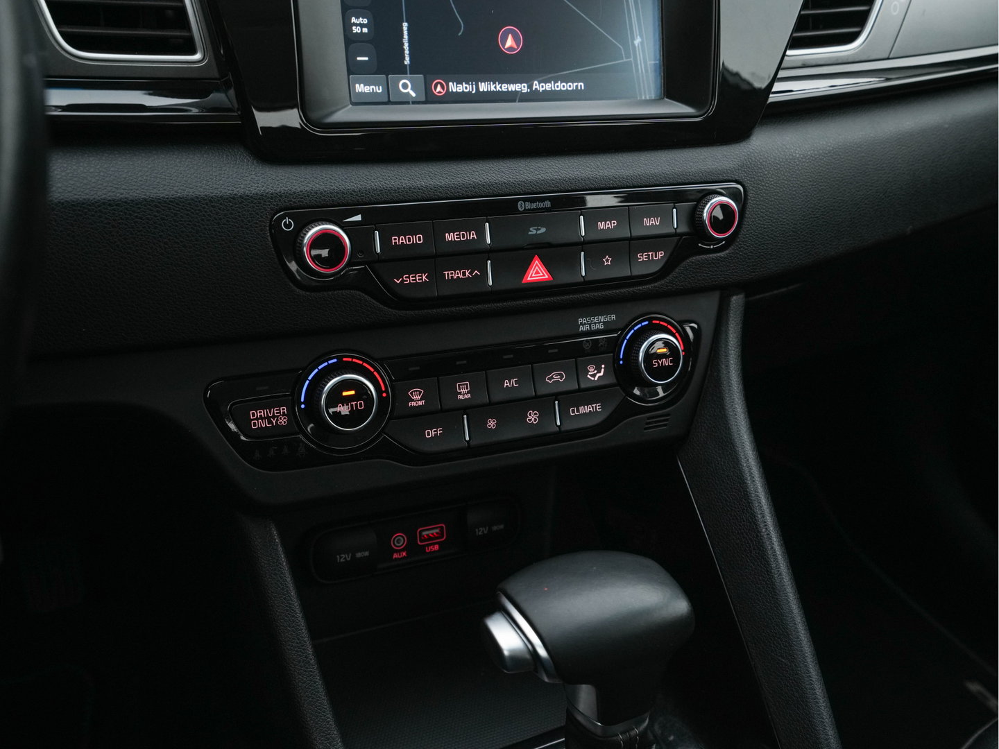 Kia Niro 1.6 GDi Hybrid ExecutiveLine Eco-Hybrid (INCL-BTW) Aut. *LEATHER-FABRIC | NAVI-FULLMAP | KEYLESS | CAMERA | COMFORTSEATS | DIGI-COCKPIT | LANE-ASSIST | ECC | CARPLAY | PDC | TOWBAR | 16''ALU*