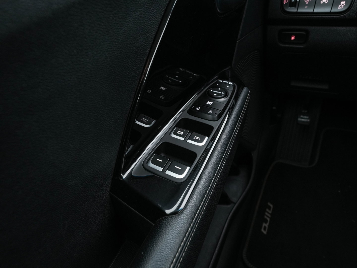 Kia Niro 1.6 GDi Hybrid ExecutiveLine Eco-Hybrid (INCL-BTW) Aut. *LEATHER-FABRIC | NAVI-FULLMAP | KEYLESS | CAMERA | COMFORTSEATS | DIGI-COCKPIT | LANE-ASSIST | ECC | CARPLAY | PDC | TOWBAR | 16''ALU*