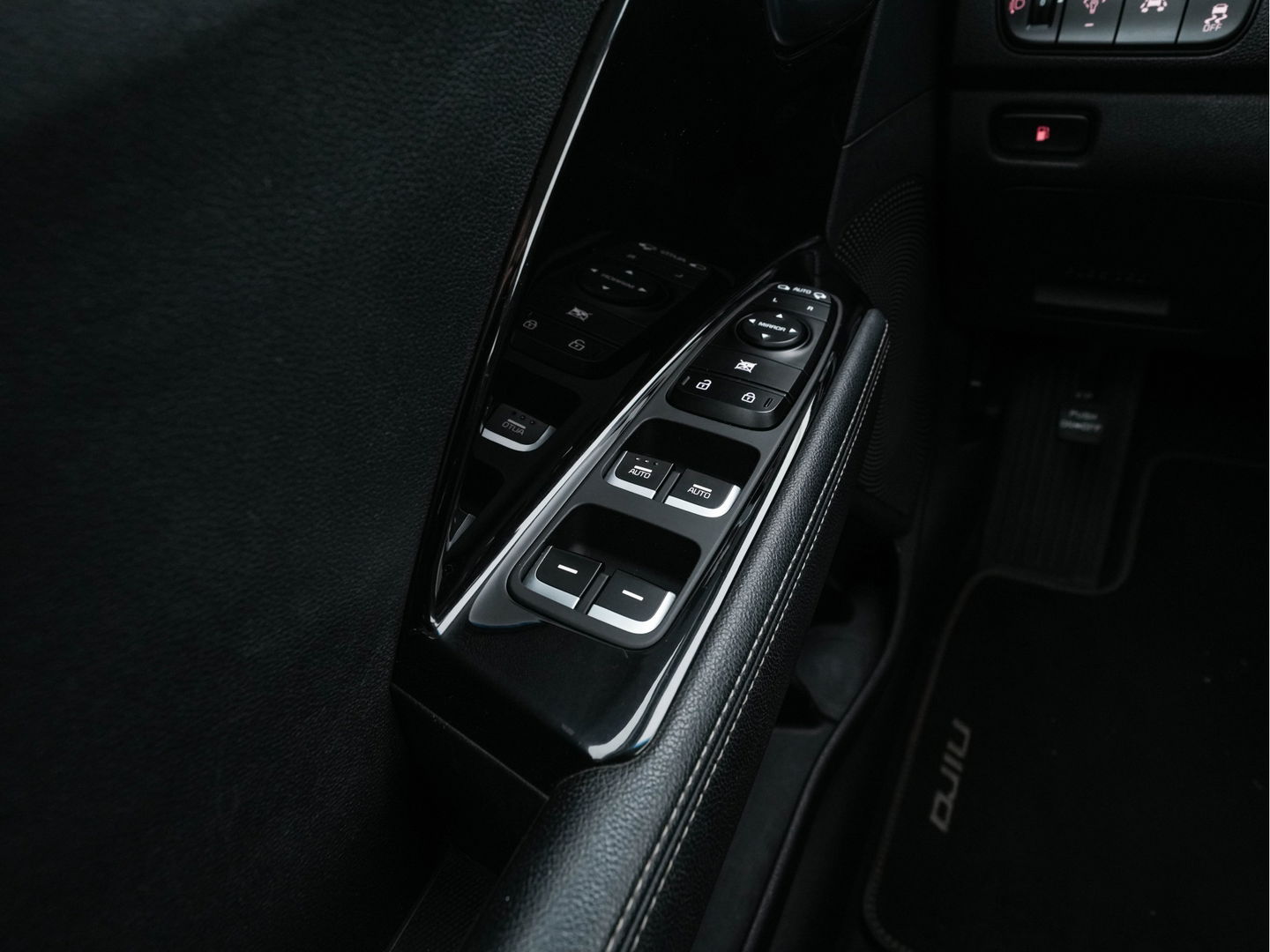 Kia Niro 1.6 GDi Hybrid ExecutiveLine Eco-Hybrid (INCL-BTW) Aut. *LEATHER-FABRIC | NAVI-FULLMAP | KEYLESS | CAMERA | COMFORTSEATS | DIGI-COCKPIT | LANE-ASSIST | ECC | CARPLAY | PDC | TOWBAR | 16''ALU*