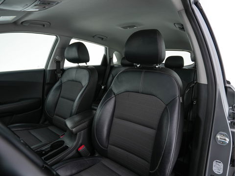 Kia Niro 1.6 GDi Hybrid ExecutiveLine Eco-Hybrid (INCL-BTW) Aut. *LEATHER-FABRIC | NAVI-FULLMAP | KEYLESS | CAMERA | COMFORTSEATS | DIGI-COCKPIT | LANE-ASSIST | ECC | CARPLAY | PDC | TOWBAR | 16''ALU*