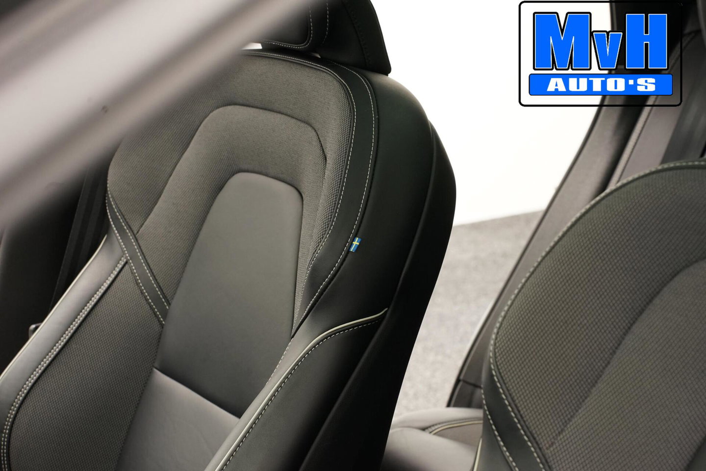 Volvo XC60 2.0 Recharge T6 AWD R-Design|PANO|H/K AUDIO|TREKH