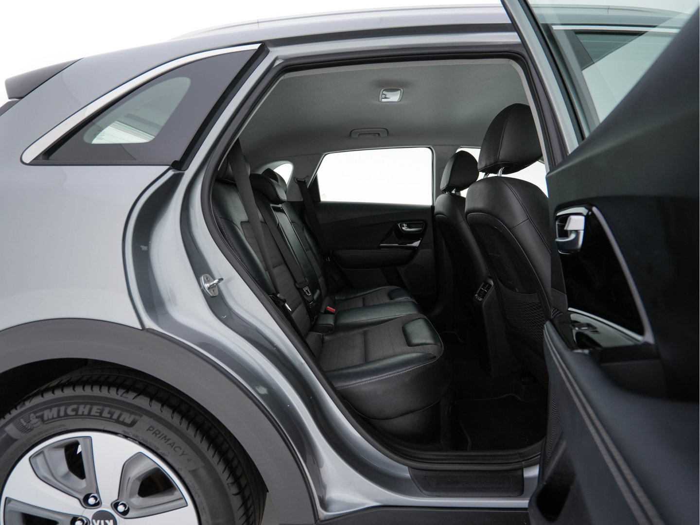 Kia Niro 1.6 GDi Hybrid ExecutiveLine Eco-Hybrid (INCL-BTW) Aut. *LEATHER-FABRIC | NAVI-FULLMAP | KEYLESS | CAMERA | COMFORTSEATS | DIGI-COCKPIT | LANE-ASSIST | ECC | CARPLAY | PDC | TOWBAR | 16''ALU*