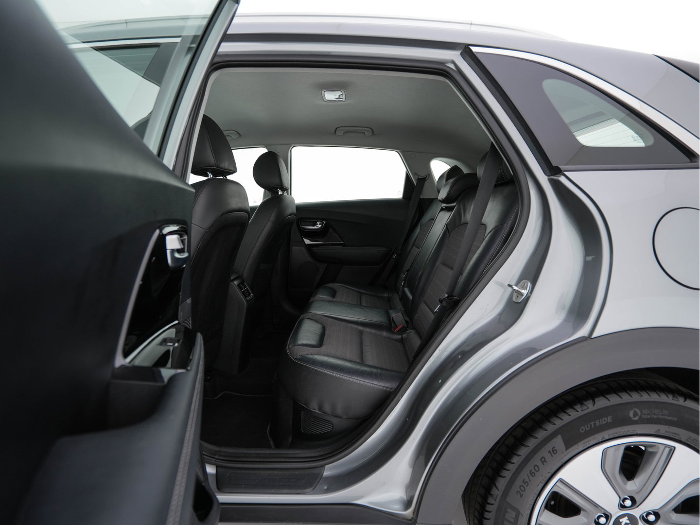 Kia Niro 1.6 GDi Hybrid ExecutiveLine Eco-Hybrid (INCL-BTW) Aut. *LEATHER-FABRIC | NAVI-FULLMAP | KEYLESS | CAMERA | COMFORTSEATS | DIGI-COCKPIT | LANE-ASSIST | ECC | CARPLAY | PDC | TOWBAR | 16''ALU*