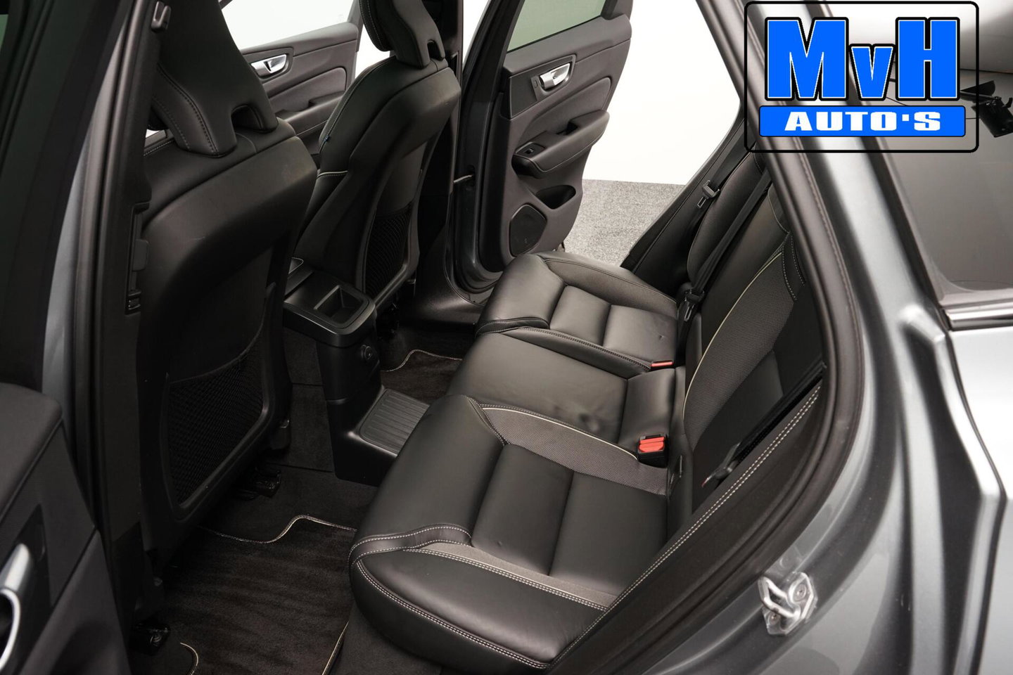 Volvo XC60 2.0 Recharge T6 AWD R-Design|PANO|H/K AUDIO|TREKH