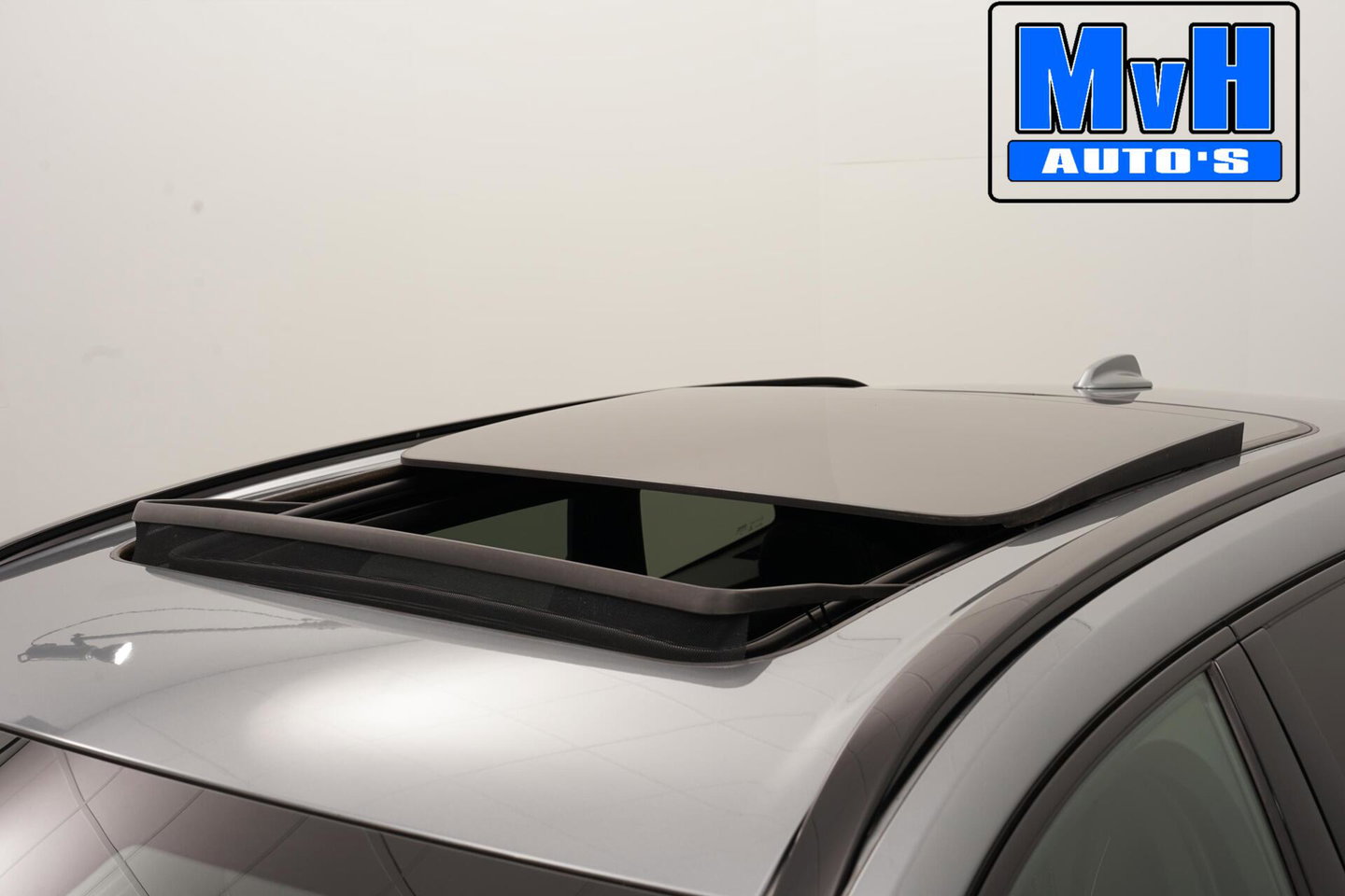 Volvo XC60 2.0 Recharge T6 AWD R-Design|PANO|H/K AUDIO|TREKH