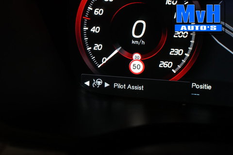 Volvo XC60 2.0 Recharge T6 AWD R-Design|PANO|H/K AUDIO|TREKH