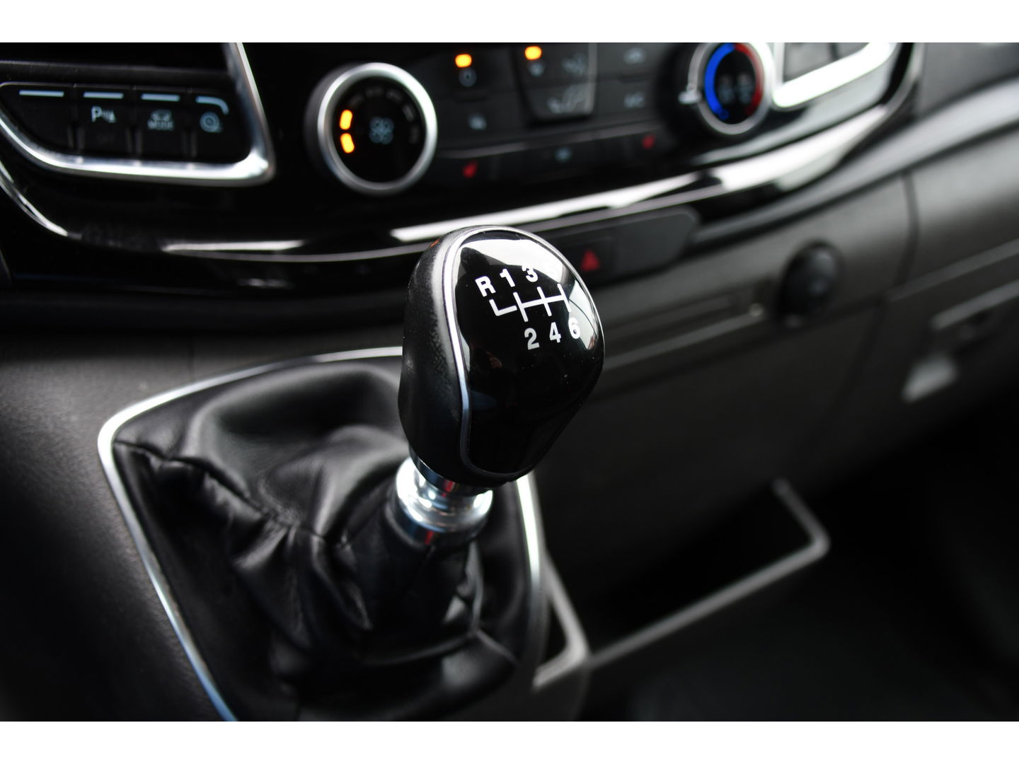 Ford Transit 350 2.0 TDCI L3H2 Limited PB Edition Camera, Cruise, Carplay, LED, Trekhaak, Stoelverwarming, 185pk, NAVI, Uniek!