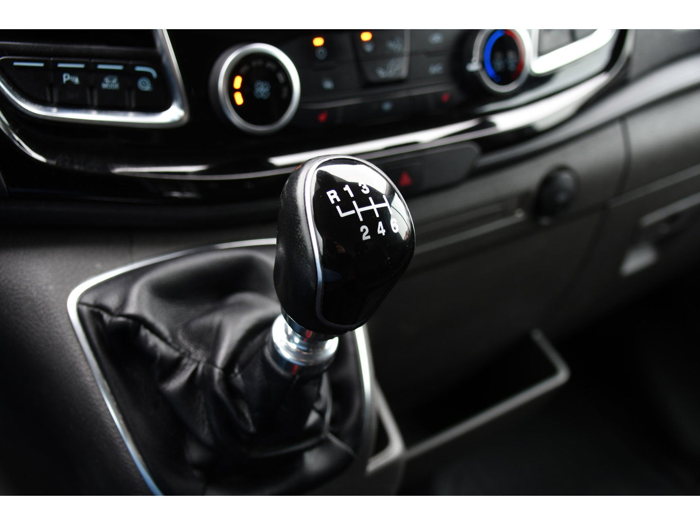 Ford Transit 350 2.0 TDCI L3H2 Limited PB Edition Camera, Cruise, Carplay, LED, Trekhaak, Stoelverwarming, 185pk, NAVI, Uniek!